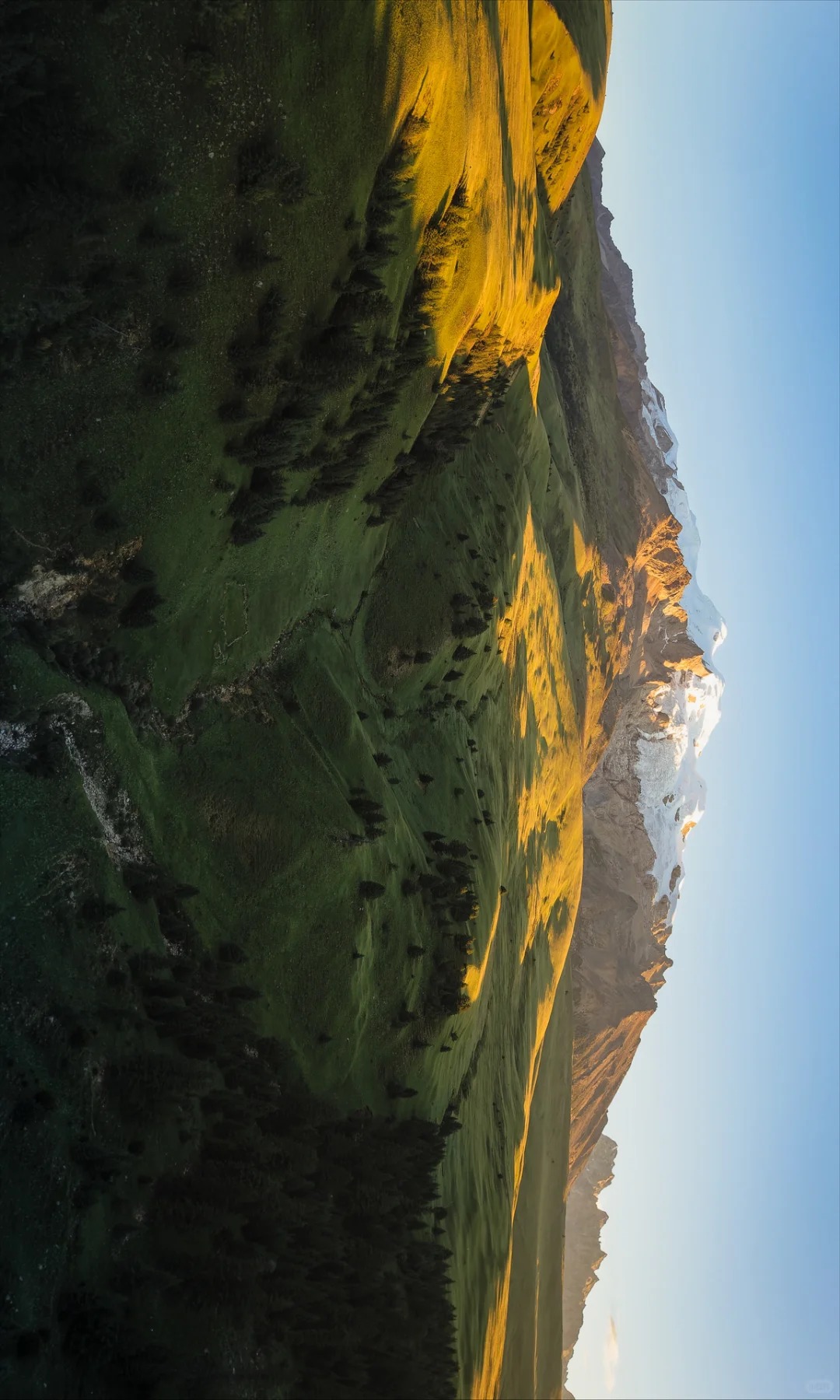 格聂神山雪峰与草场